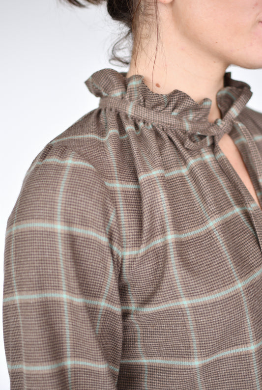 Blusa Isabelle Wales – detalle del cuello con volante | Boj Woman