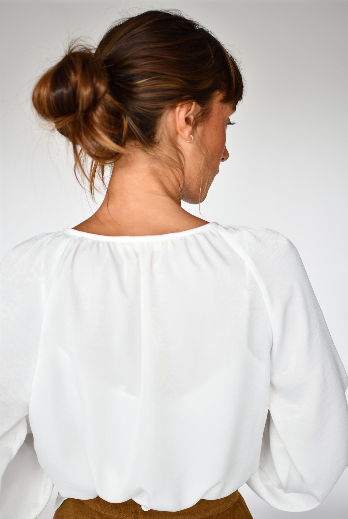 Camisa Lottie Satén blanco – detalle de la espalda | Boj Woman