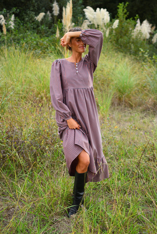 Vestido Alessandra Coral – look completo com as mangas bufantes e o folho em movimento | Boj Woman