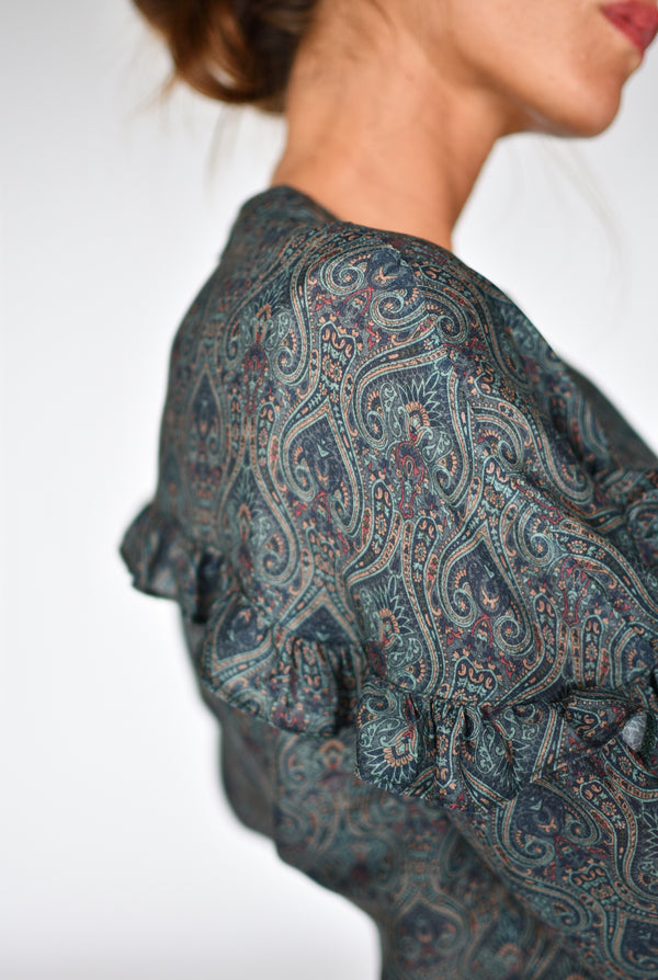 Blusa Alessia Paisley verde – detalhe dos folhos | Boj Woman