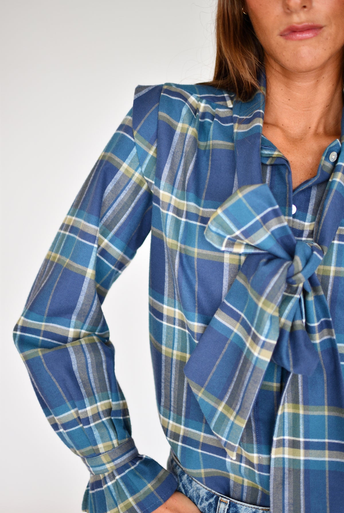 Blusa Alina Highlands – detalhe da laçada | Boj Woman