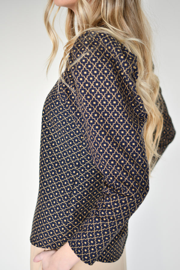Blusa Anna bordados marinho – detalhe da manga | Boj Woman