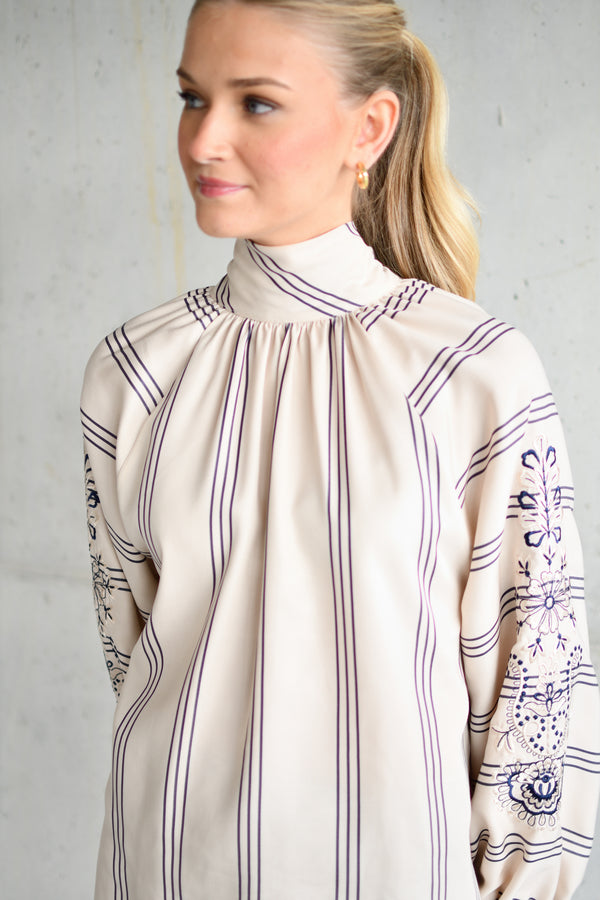 Blusa Bianca Azul – detalhe da gola | Boj Woman