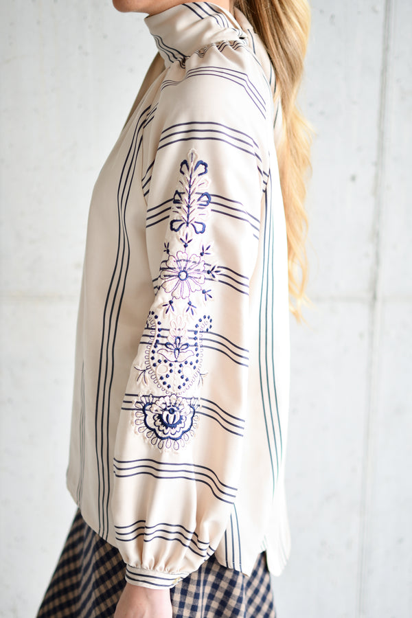 Blusa Bianca Azul – detalhe do bordado da manga | Boj Woman