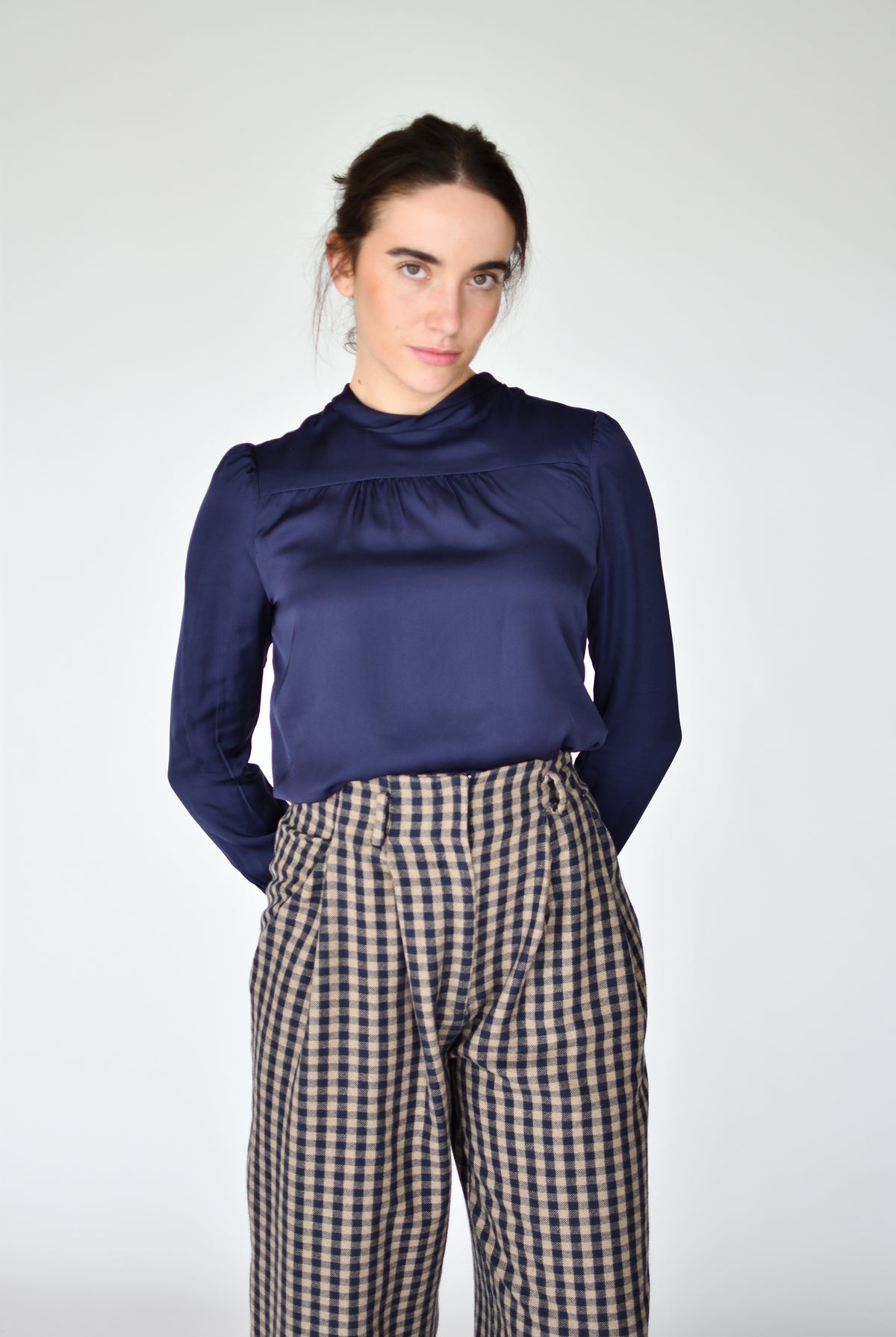 Blusa Camila Azul noche – detalle del satén | Boj Woman