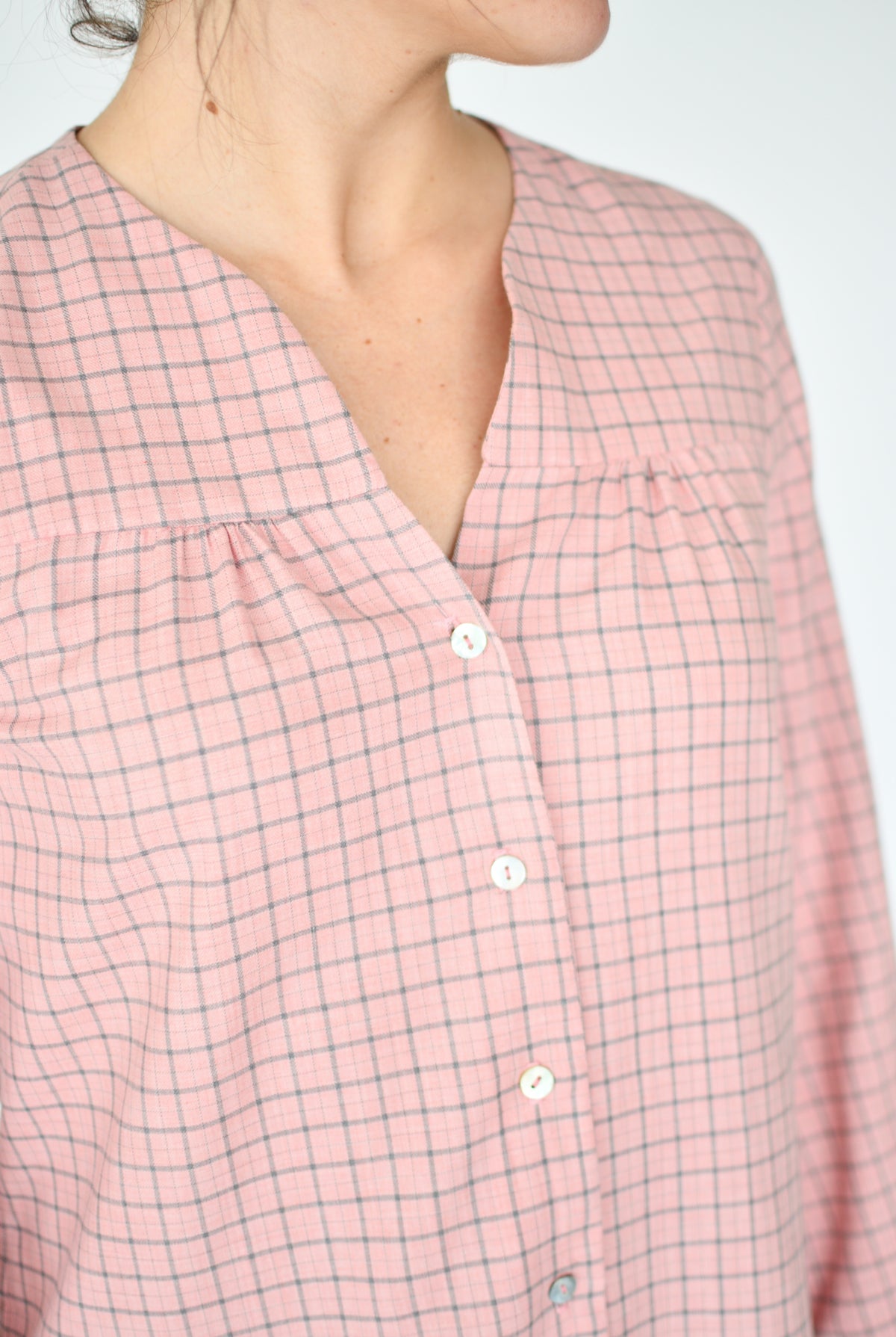 Blusa Lia Rosa – detalle del escote | Boj Woman
