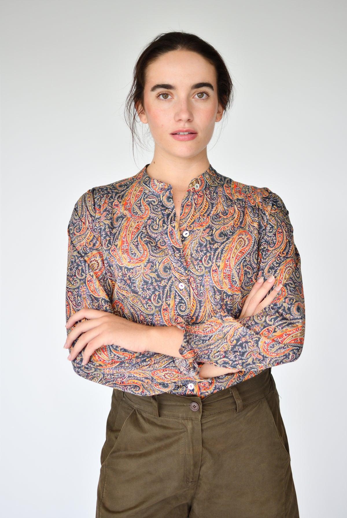 Blusa Liberty Paisley – look con pantalón | Boj Woman