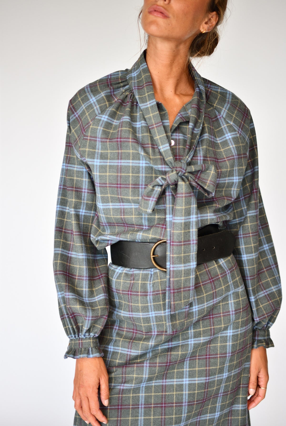 Blusa Sophie Portree – vista frontal com laço e cinto, com a Saia Paola Portree | Boj Woman