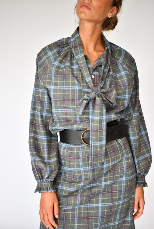 Blusa Sophie Portree – vista frontal com laço e cinto, com a Saia Paola Portree | Boj Woman