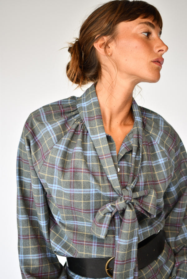 Blusa Sophie Portree – vista de perfil com o laço | Boj Woman