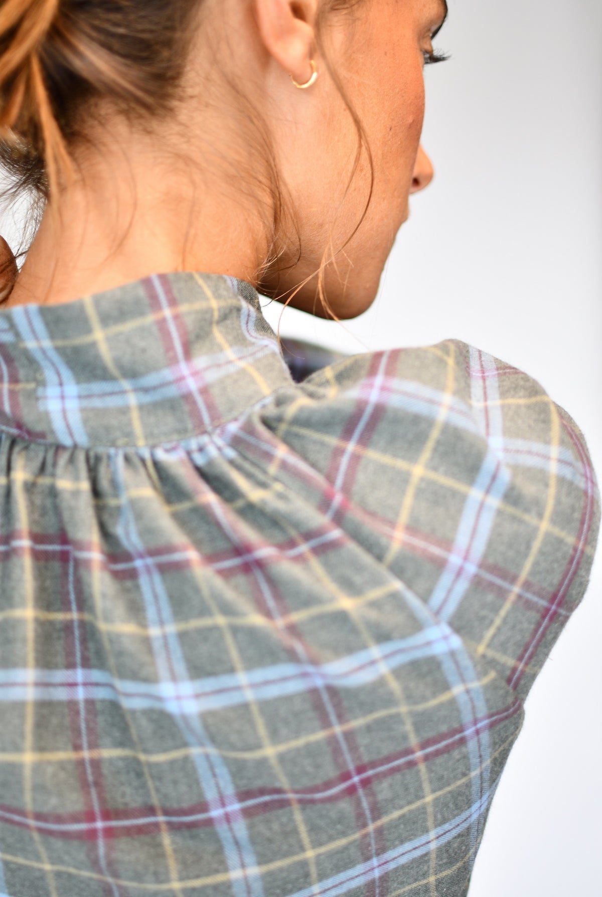 Blusa Sophie Portree – pormenor do franzido nas costas | Boj Woman