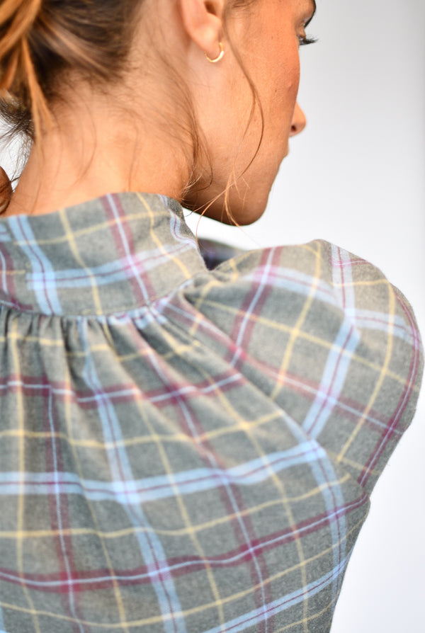 Blusa Sophie Portree – pormenor do franzido nas costas | Boj Woman