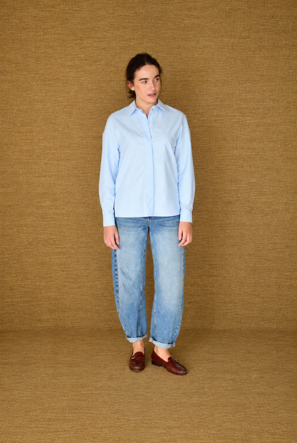 Camisa Eleonore Azul – vista frontal, corpo inteiro | Boj Woman