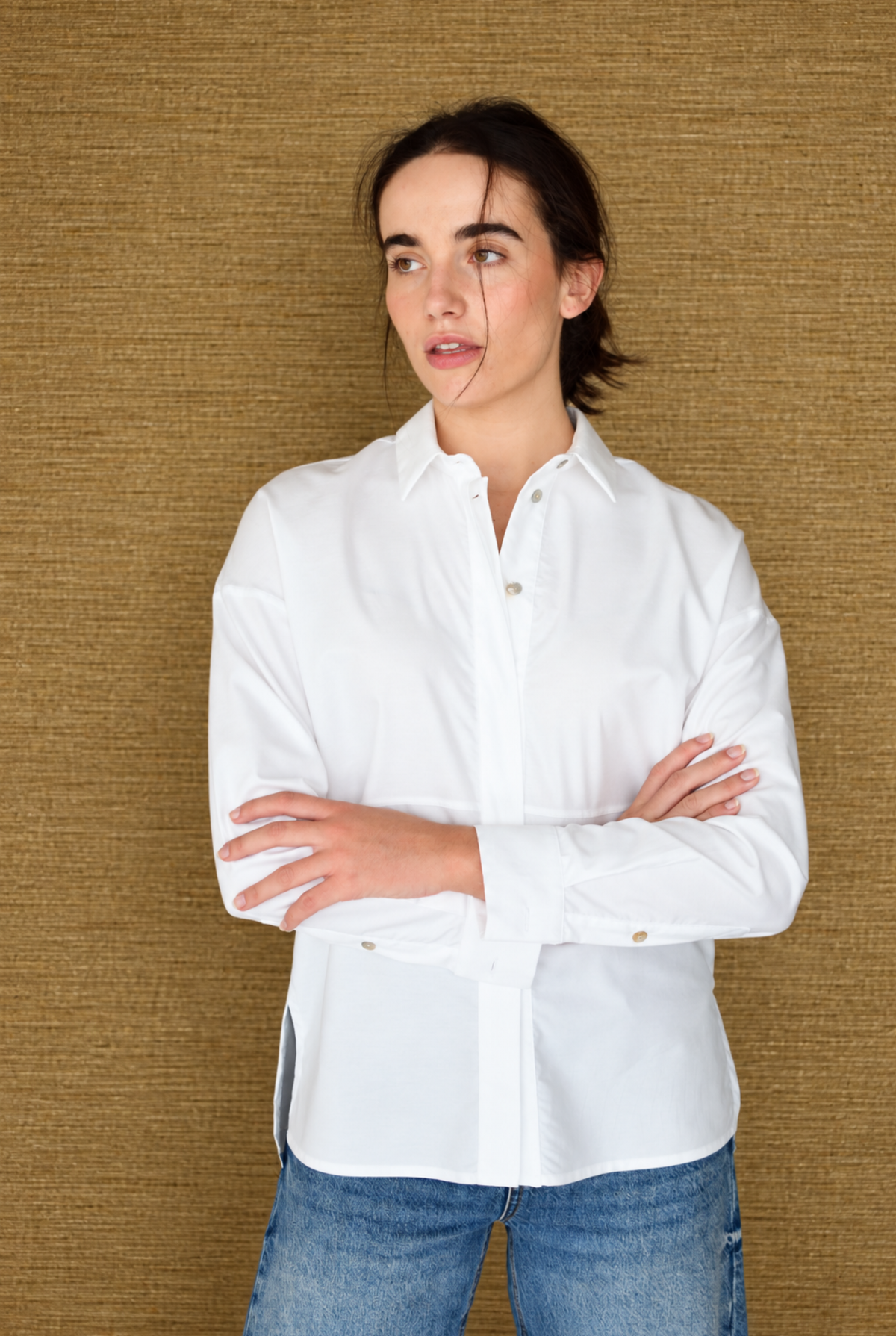 Camisa Eleonore Branco – com os braços cruzados | Boj Woman