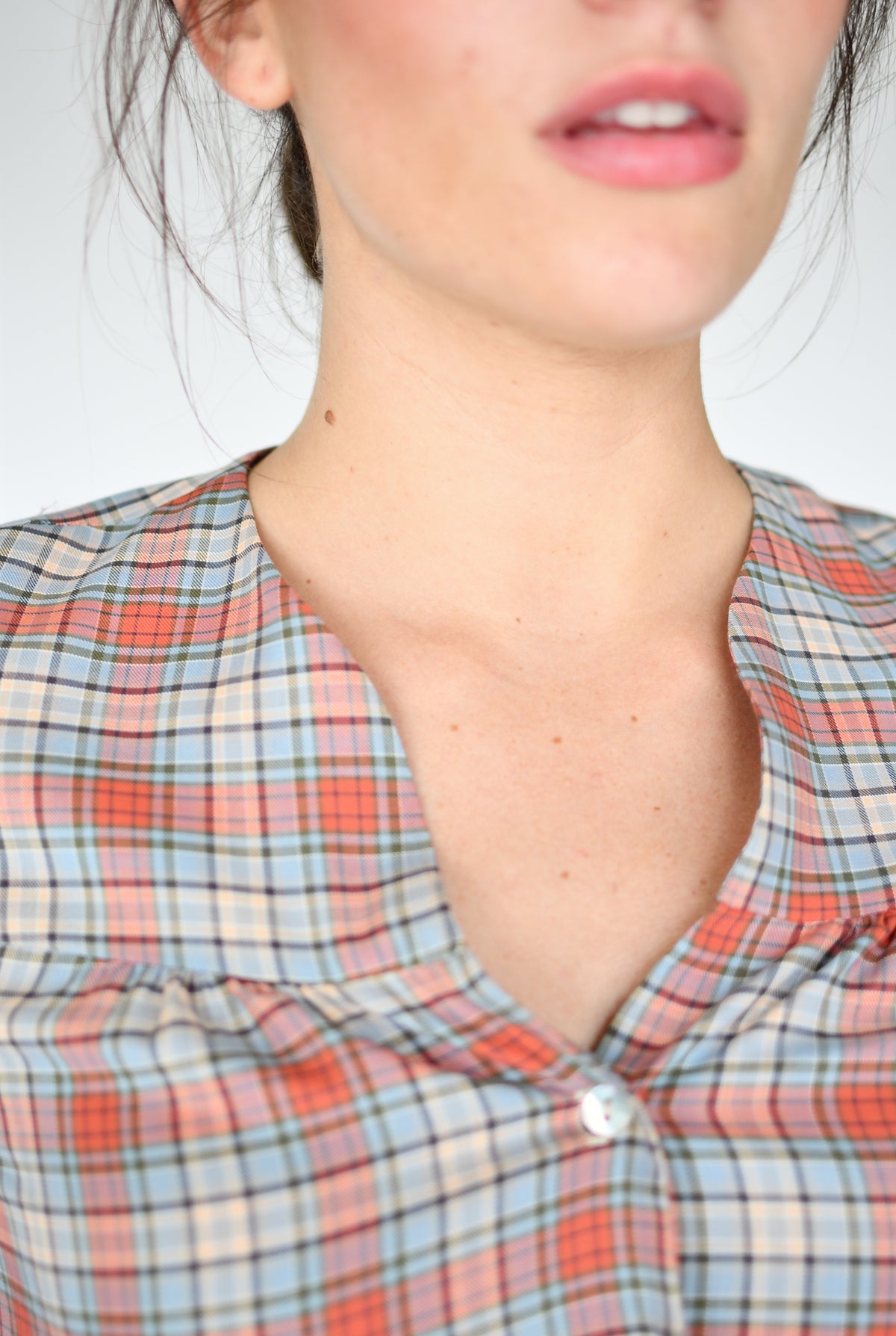 Camisa Lia Stirling – detalle del escote | Boj Woman