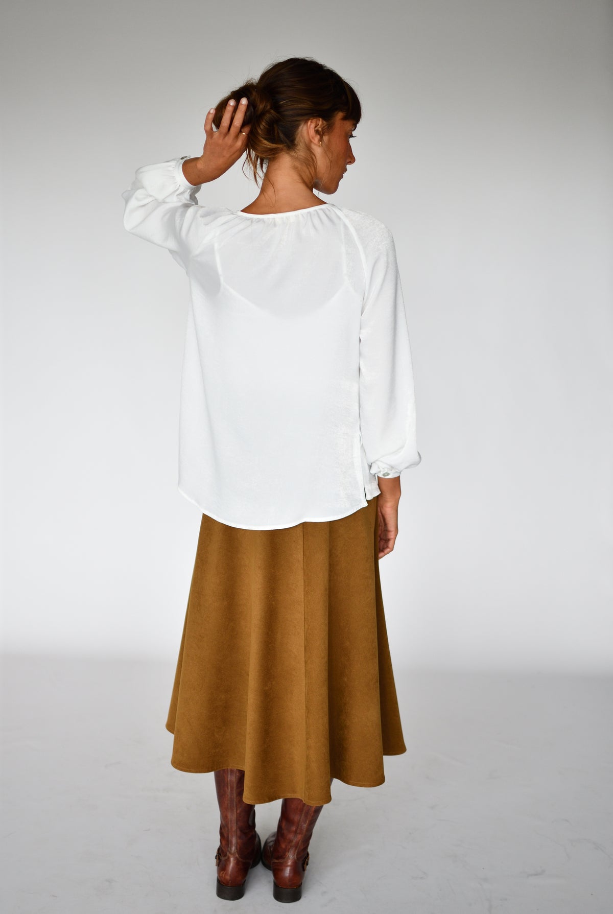 Camisa Lottie Satén blanco – espalda | Boj Woman