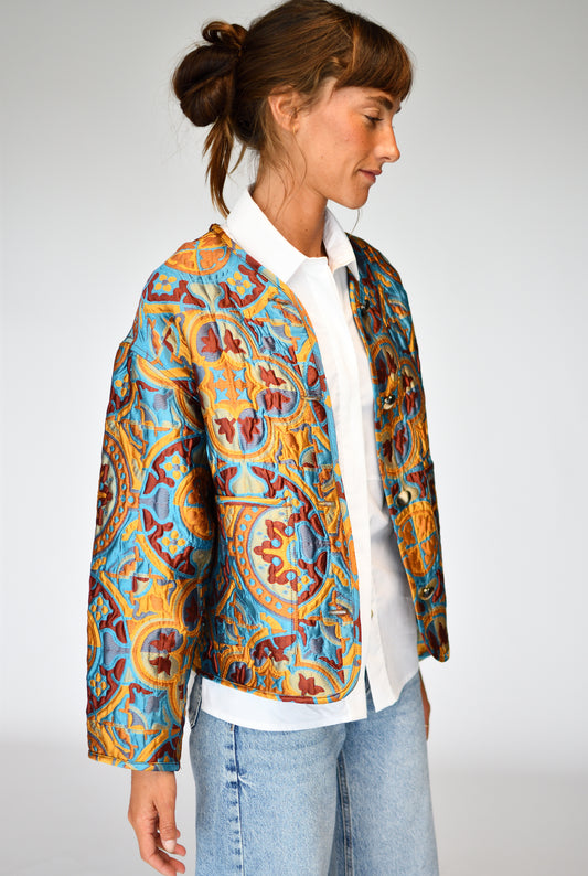 Chaqueta Grace Porto – look con camisa y vaqueros | Boj Woman