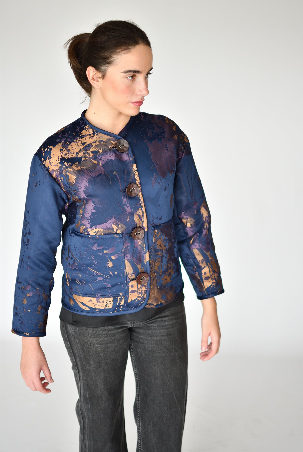Casaco Jacquard Beringela – vista a três quartos | Boj Woman