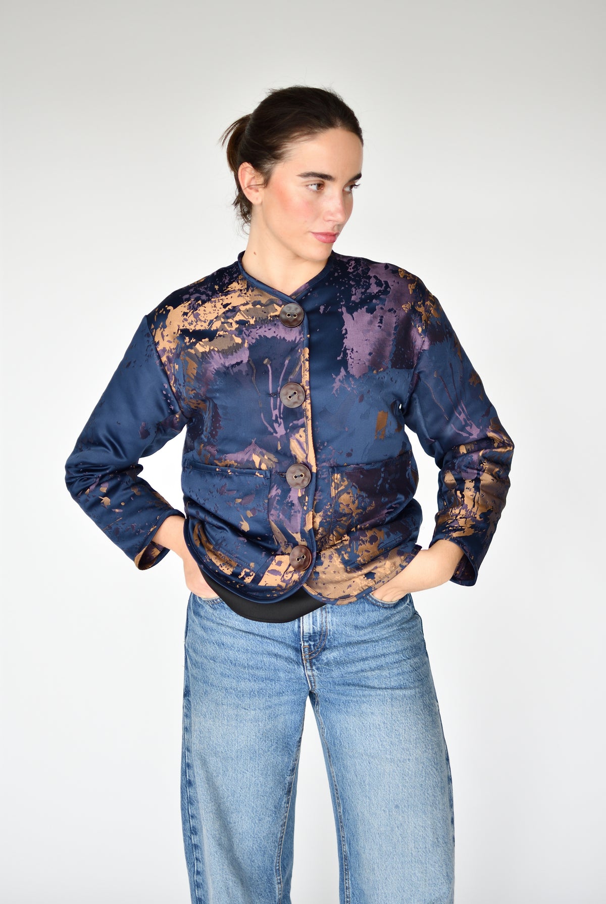 Casaco Jacquard Beringela – look com calças de ganga | Boj Woman