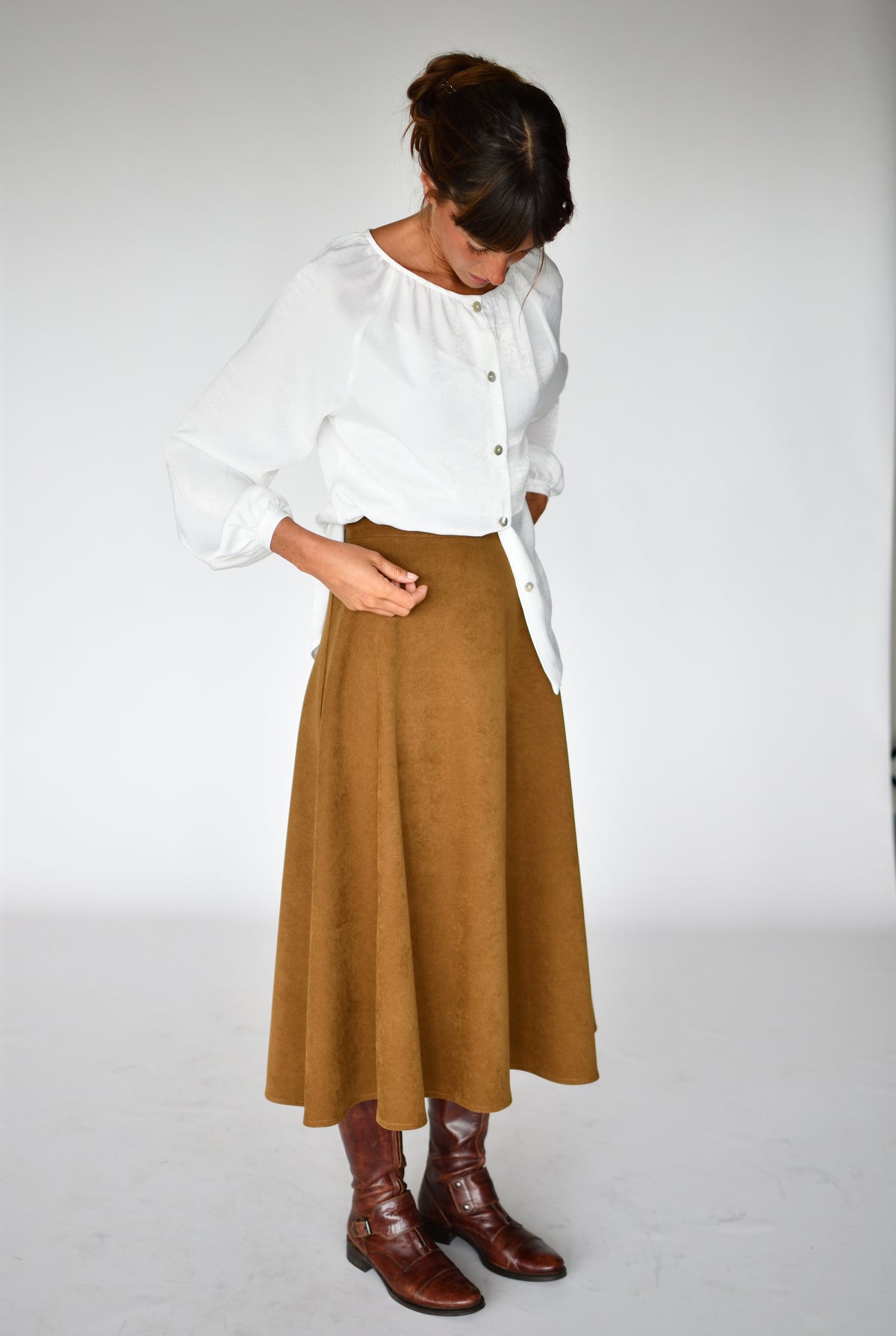 Falda Micropana Camel – con blusa blanca | Boj Woman