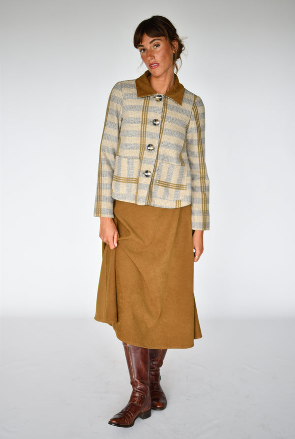 Saia Bombazina Camel – look com casaco | Boj Woman
