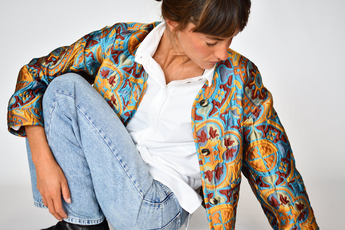 Colección Vértice FW26 – Chaqueta Grace Porto con camisa blanca y vaqueros | Boj Woman