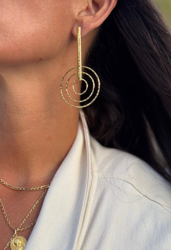 Brincos Mahon – colocados, vista lateral | Boj Woman
