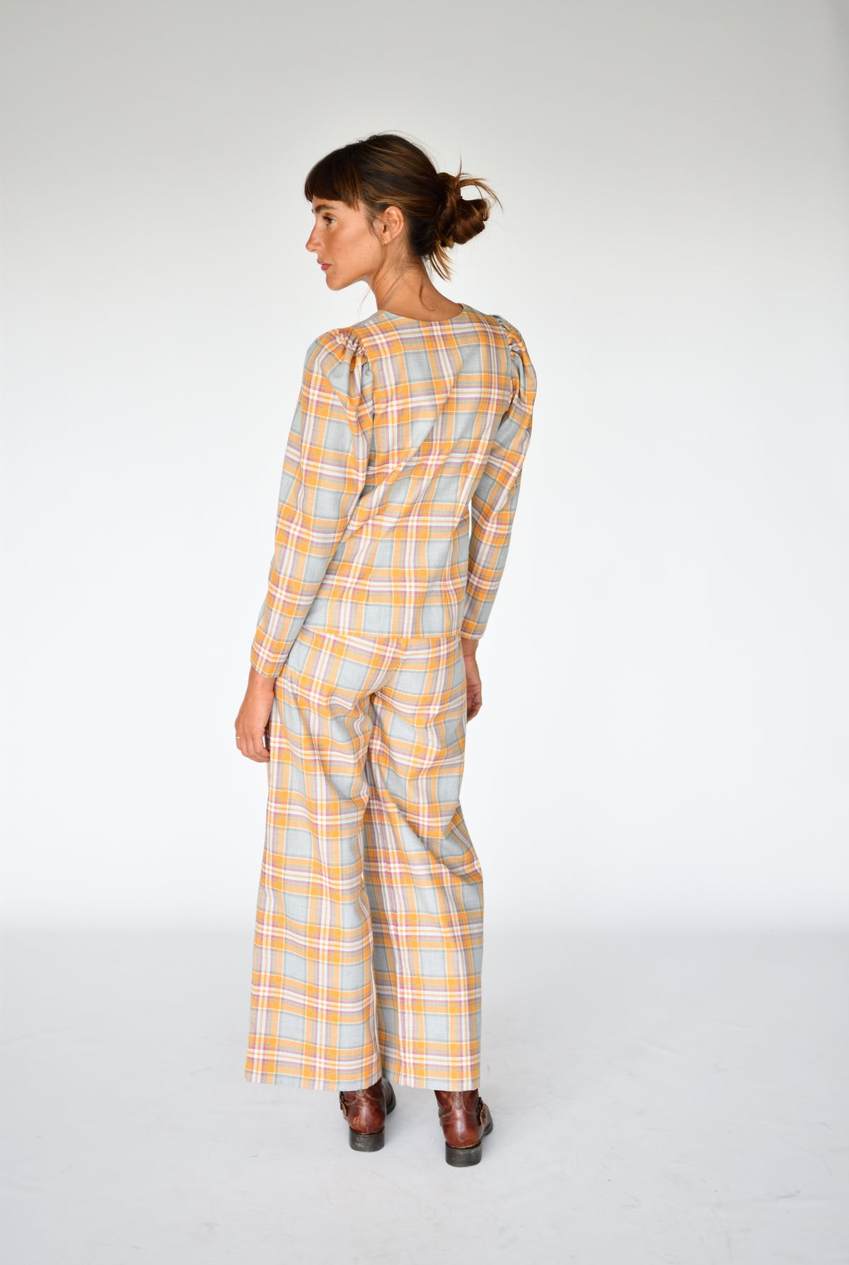 Sobrecamisa Martina Sienne – corpo inteiro de perfil | Boj Woman