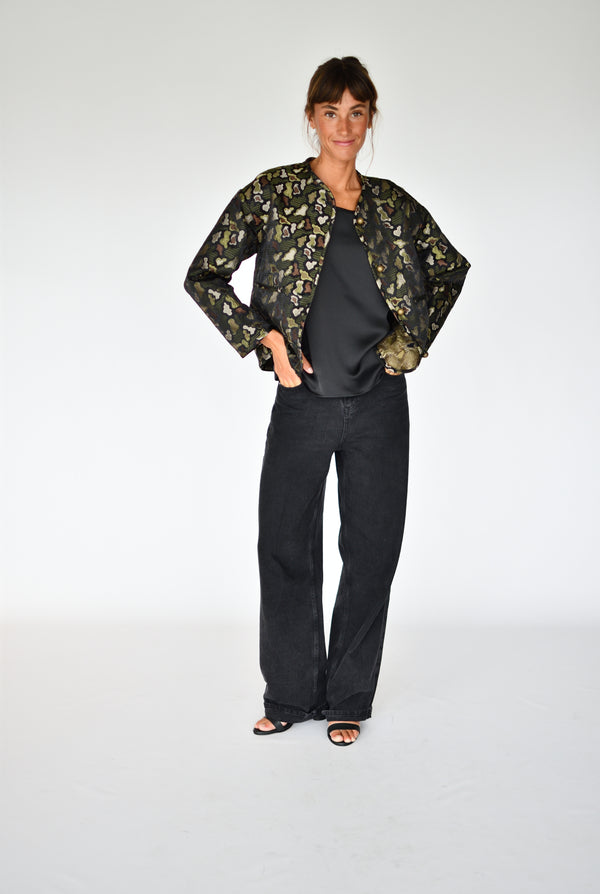 Top Cleo Preto – look com casaco | Boj Woman