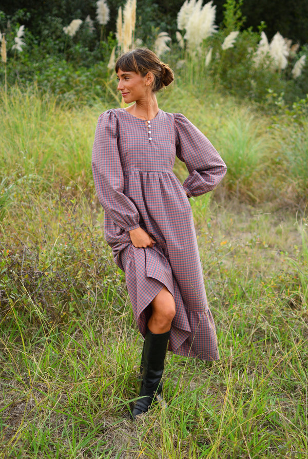 Vestido Alessandra Coral – corpo inteiro no exterior, com botas altas pretas | Boj Woman