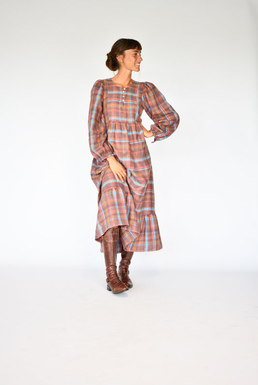 Vestido Alessandra Perth – cuerpo entero en estudio con botas marrones | Boj Woman