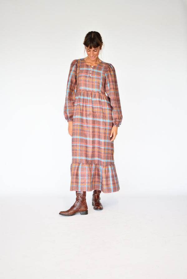 Vestido Alessandra Perth – vista frontal con volante en el bajo | Boj Woman