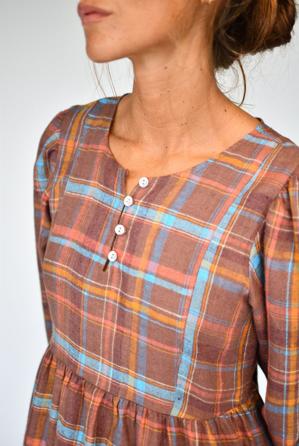 Vestido Alessandra Perth – detalle del escote con botones de nácar | Boj Woman