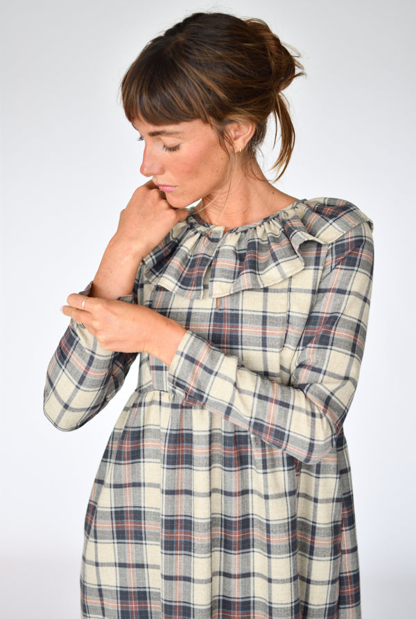 Vestido Ines Crail – detalle del cuello con volante | Boj Woman
