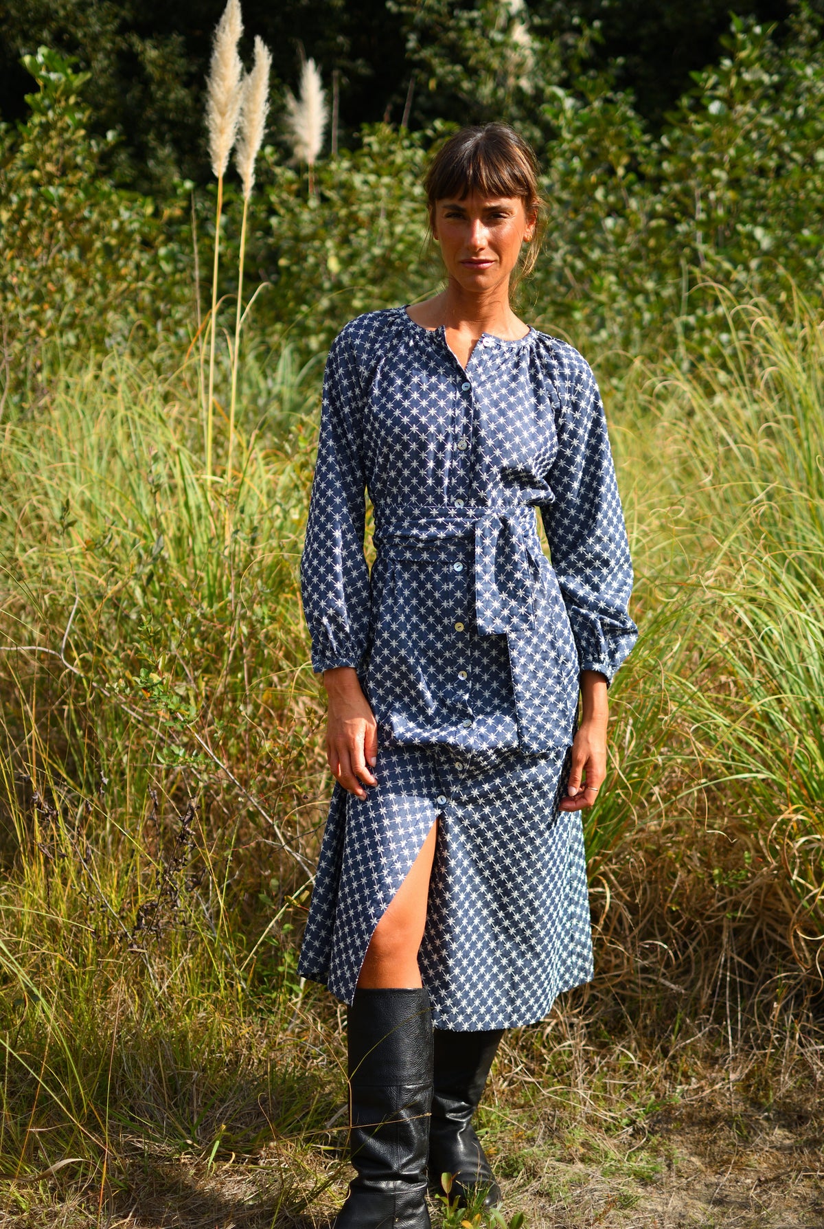 Vestido Ingrid Denim – no exterior, corpo inteiro | Boj Woman