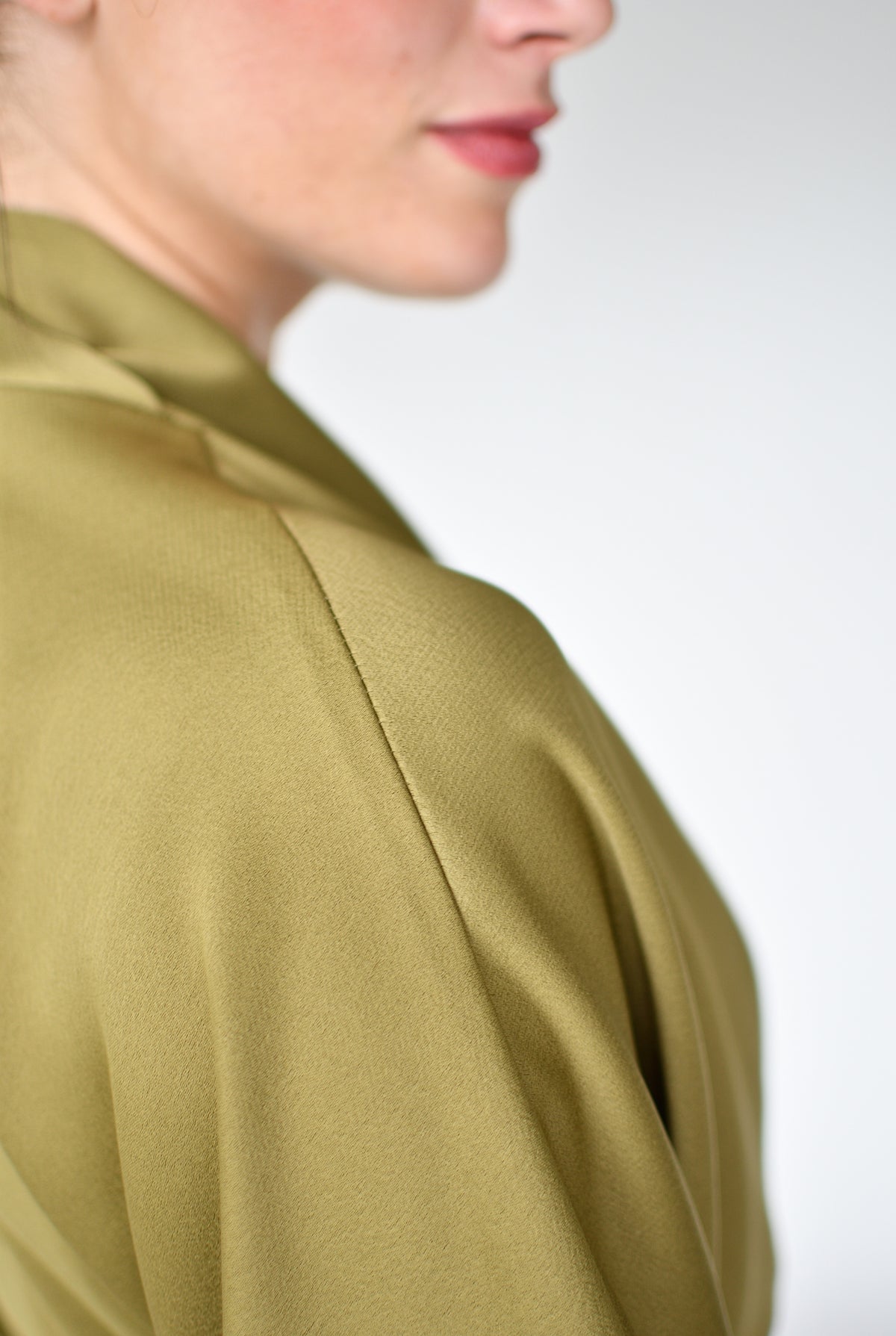 Vestido Mia Verde – detalhe do cetim | Boj Woman