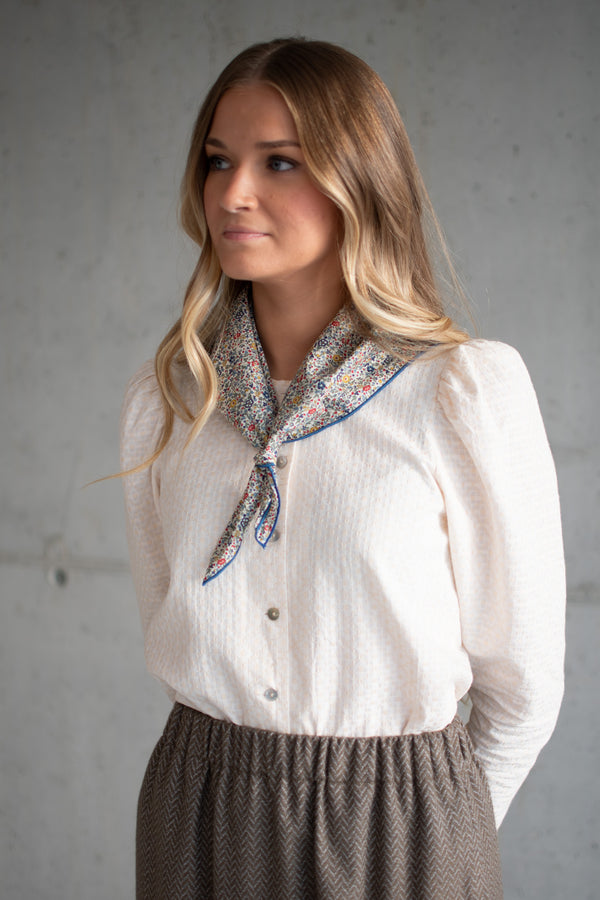 Blusa Anna bege – com lenço ao pescoço | Boj Woman
