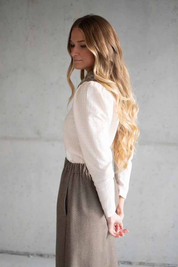 Blusa Anna bege – vista lateral | Boj Woman