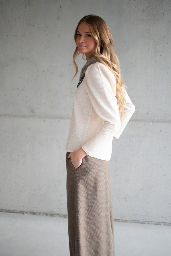 Blusa Anna bege – vista de perfil | Boj Woman